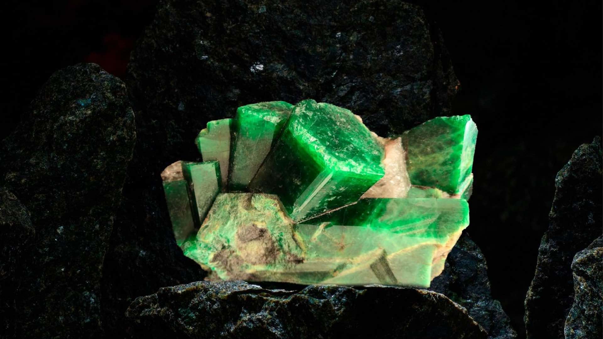 Rare uncut emerald dazzles at Sharjah show